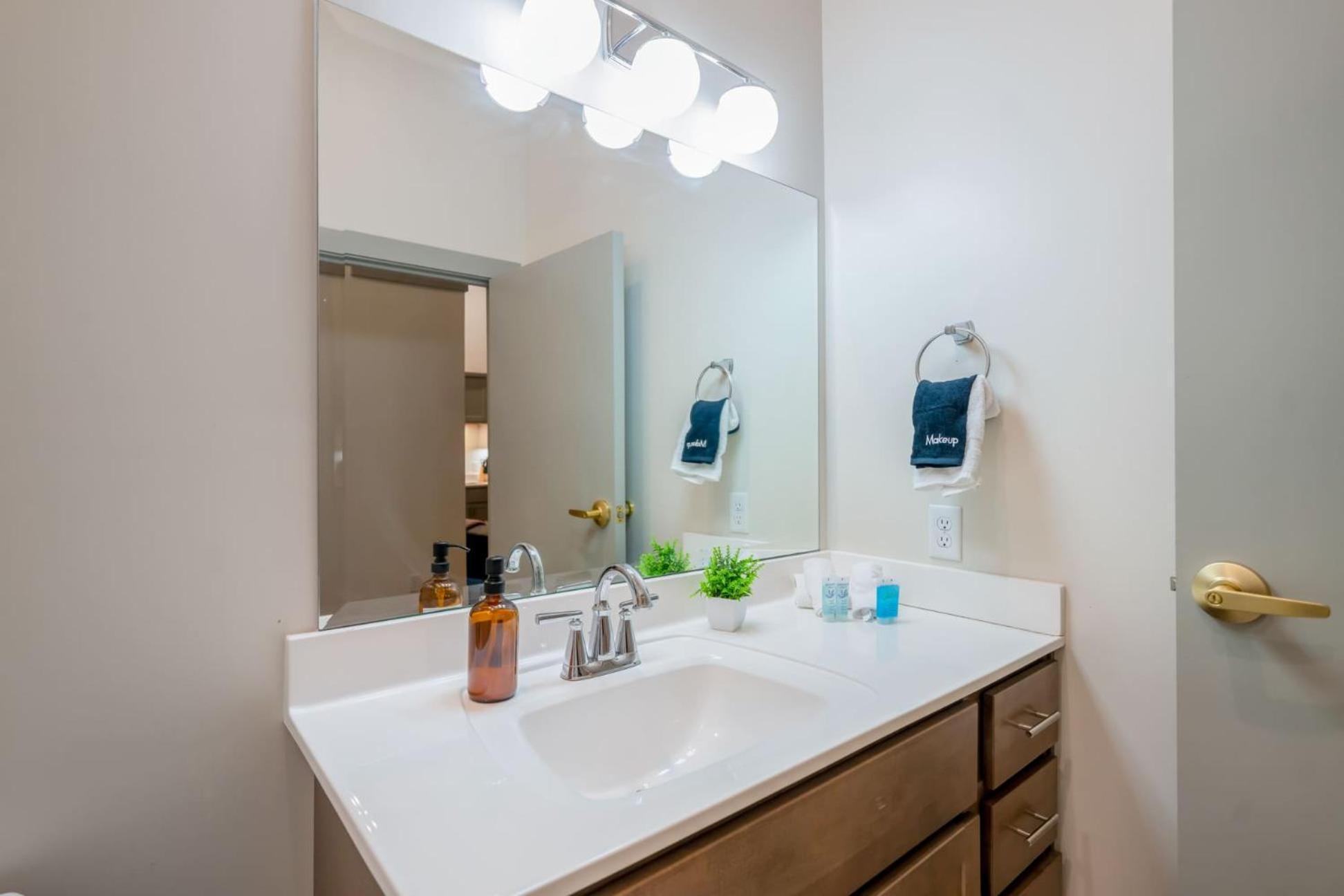 Bright And Modern In # 408 Apartment Louisville