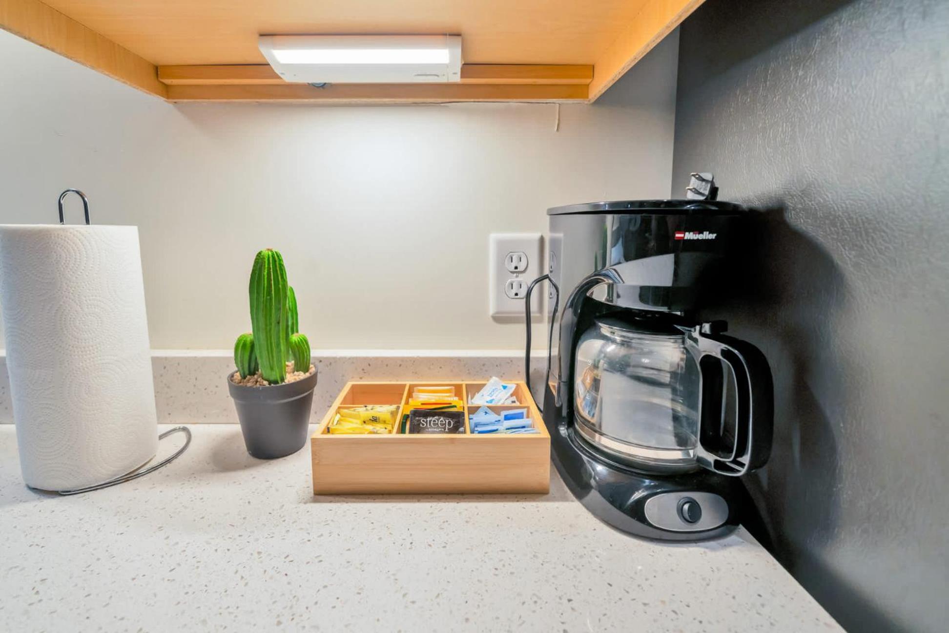 Bright And Modern In # 408 Apartment